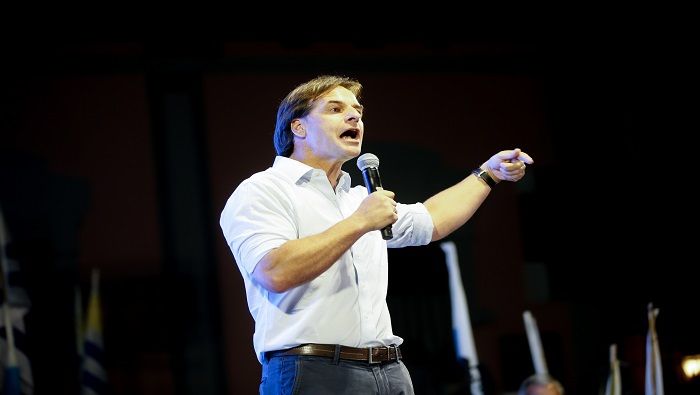 El candidato del Partido Blanco es hijo del expresidente Luis Alberto Lacalle (1990-1995) y de la exsenadora Julia Pou.