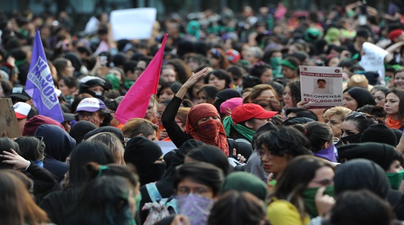 Familiares de víctimas de violencia machista, sobrevivientes a tentativas de feminicidio, activistas y organizaciones sociales mexicanas partieron del Ángel de la Independencia hacia el Zócalo, en el centro de la Ciudad de México (capital), para marchar contra la violencia hacia la mujer.  
