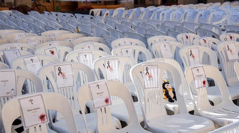 El Ayuntamiento de Tàrrega (Cataluña) colocó en la plaza Mayor de la localidad unas 1.062 sillas vacías en recuerdo a todas las mujeres y niños víctimas de violencia.