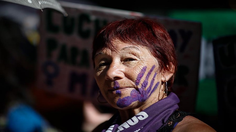Organizaciones feministas argentinas convocaron marchas en las que exigieron la legalización del aborto y más fondos para los programas de apoyo a mujeres.