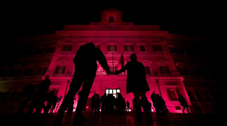 La fachada de la sede del Congreso de los Diputados, en Roma (capital de Italia), se iluminó en rojo con motivo del Día Internacional de la Eliminación de la Violencia contra la Mujer; en ese país cada 72 horas una mujer es asesinada y cada día 88 son víctimas de violencia.