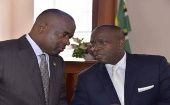 El primer ministro Roosevelt Skerrit (izquierda) y el líder de la oposición Lennox Linton (derecha) se compromenten por la estabolidad del país.