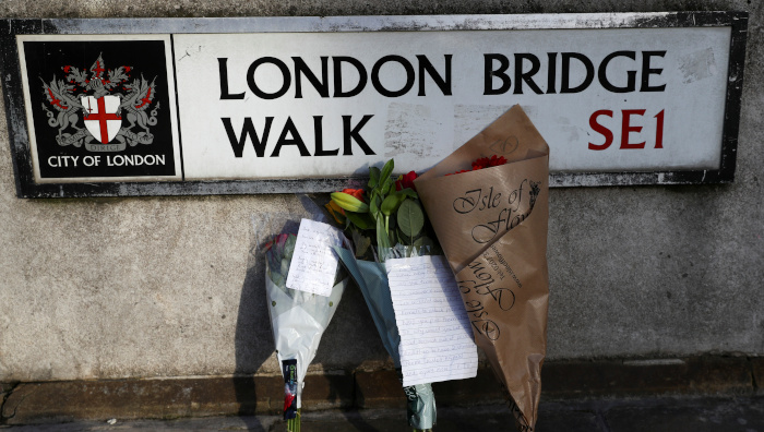 Flores en la escena donde ocurrió el ataque en el Puente de Londres.