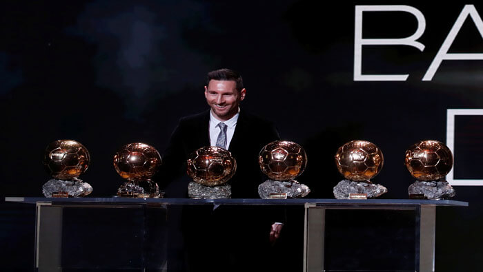 Messi recibió el galardón para celebrar el sexto Balón de Oro en su carrera, mientras que Rapinoe no pudo estar presente en la ceremonia.
