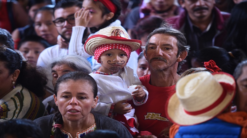 En estas fechas, los niños mexicanos se visten con sus trajes regionales, acompañados con música de viento y cohetes celebran junto a su padres el día de la Virgen.