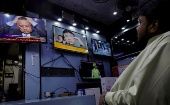 Un comerciante observa las pantallas que muestran las noticias después de que un tribunal paquistaní condenó a muerte al expresidente Musharraf.