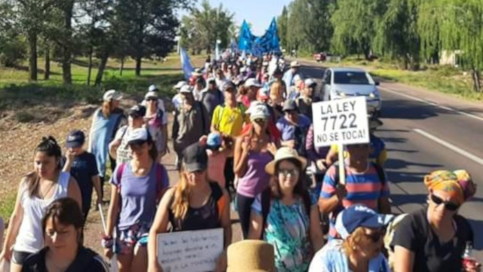 Miles de ambientalistas argentinos marchan en rechazo a una ley que permite uso de químicos en la minería.