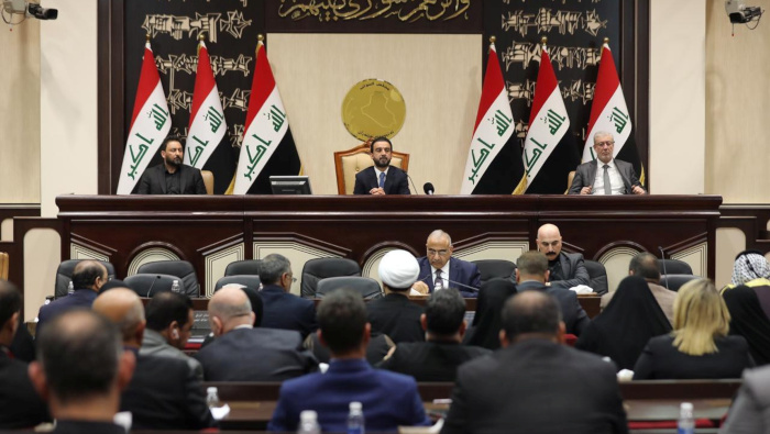 Diputados iraquíes sesionan el domingo en la sede del parlamento en Bagdad.