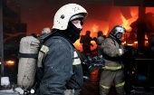 Bomberos rusos participan en las labores de extinción del incendio en Siberia.