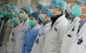 Personal médico jura como miembros del "equipo de asalto" en la lucha contra la nueva neumonía relacionada con el coronavirus en un hospital en Wuhan.