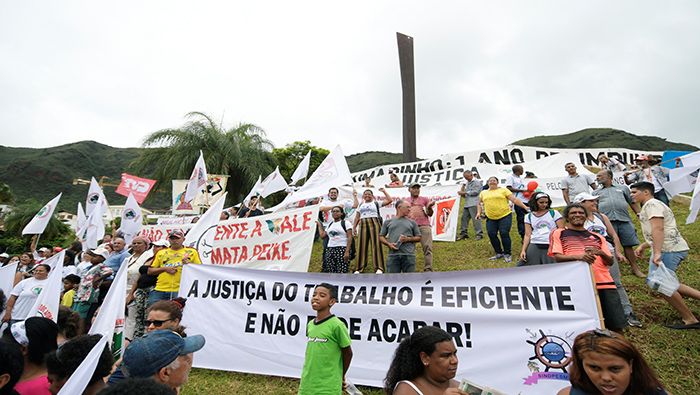 Familiares de las muertos en la tragedia de Brumadinho marchan exigiendo justicia.