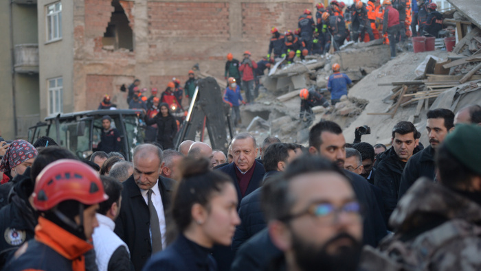 El presidente de Turquía, Recep Tayyip Erdogan, realizó ayer sábado una visita a la zona del terremoto.