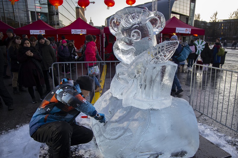 En Helsinki, Finlandia, un trabajador esculpe una escultura de hielo en forma de rata, pues según el horóscopo chino, el 2020 está dedicado a este animal.