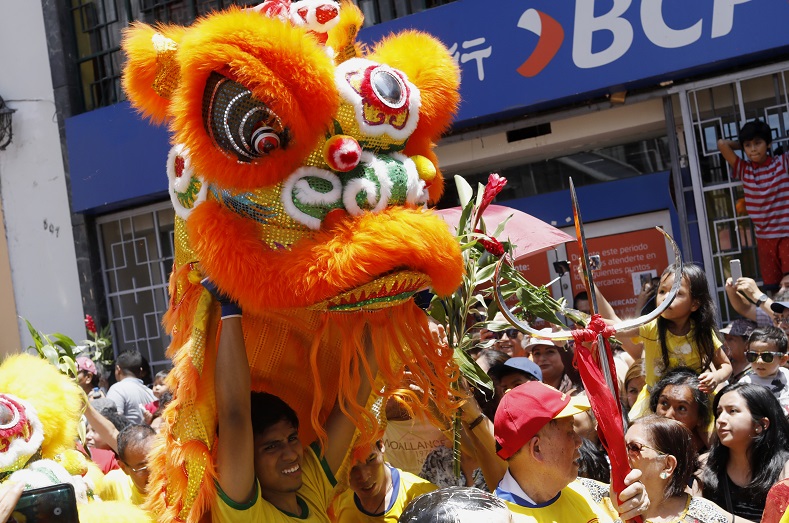 En el Barrio Chino de Lima (Perú), decenas de personas disfrutan la danza del león, una de las más populares de China.