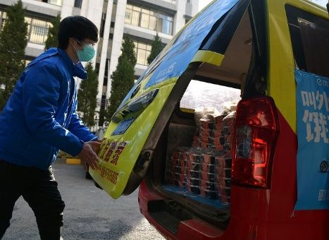 Para o povo de Wuhan, o serviço de entrega de comida na cidade se tornou uma ponte entre eles e o mundo exterior 