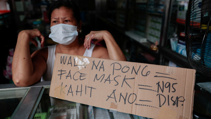 Un letrero en una tienda de suministros médicos indica que las máscaras quirúrgicas y N95 ya no están disponibles, en Manila.