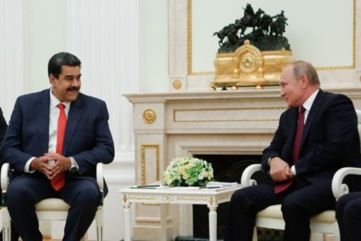 En la foto de archivo, el presidente Maduro conversa con su colega ruso, en el Kremlin en septiembre de 2019.