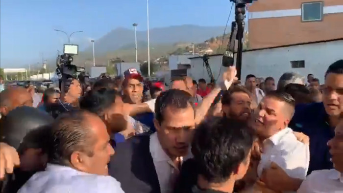 Juan Guaidó fue increpado por ciudadanos a su retorno el martes a Venezuela.