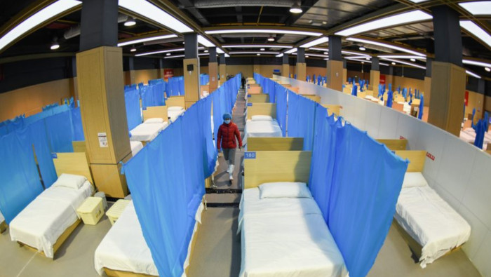 Personal médico revisa las salas del hospital improvisado de Jiangxia en Wuhan, China.