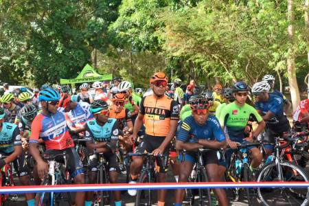 El ministro de Deportes de república Dominicana, Danilo Díaz, inauguró la vuelta ciclística dando el banderazo de salida frente a la sede del ente.