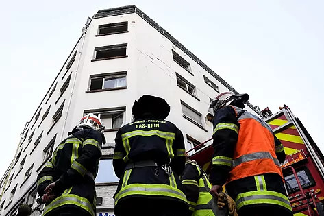 Los bomberos evacuaron a las personas de dos en dos, dada la intensidad del incendio.
