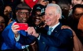El aspirante presidencial Joe Biden se toma una selfie con simpatizantes en las primarias de Carolina de Sur.