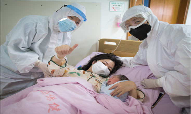 Trabajadores del hospital de Salud Materno Infantil de Wuhan, han movilizado voluntariamente 1.100 mujeres embarazadas para dar a luz.