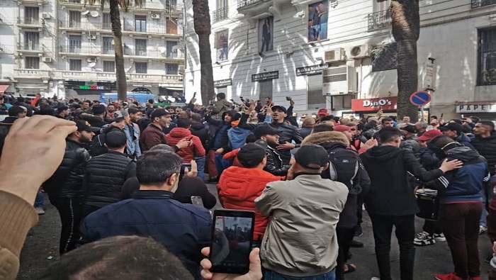 Por 56 viernes consecutivo, el movimiento popular se congregó frente a la sede del Gobierno argelino.