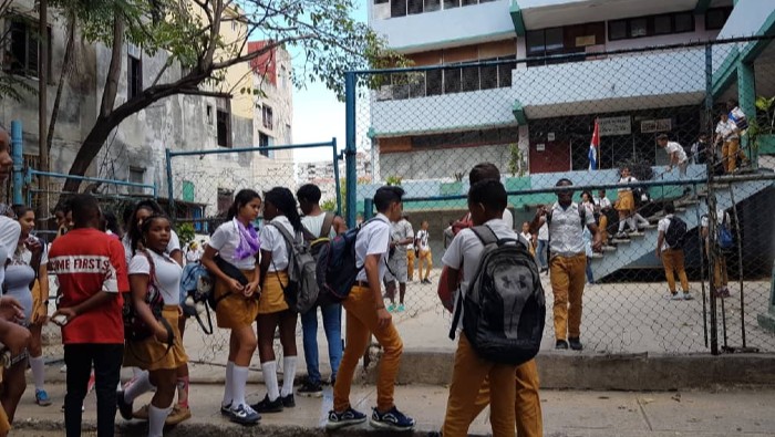 El Ministerio de Educación cubano –en estrecha colaboración con la Salud Pública– toma medidas dirigidas a preparar a los estudiantes y trabajadores del sector