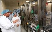 El presidente Ejecutivo del INSS, Roberto López, junto a la vicedirectora del CIGB, de Cuba, Marta Ayala, visitaron la planta de vacunas Mechnikov.