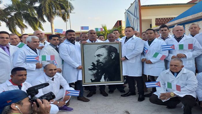 El gobierno de Lombardía recibe este sábado a 52 médicos y enfermeras cubanos.