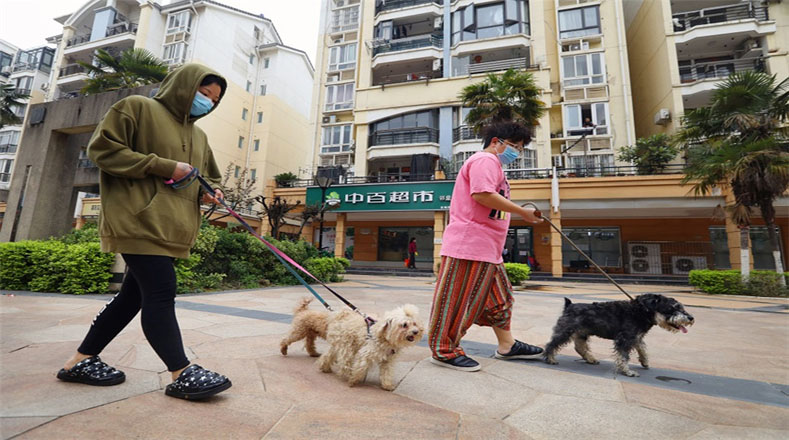 Los habitantes de Wuhan salieron a las calles este lunes, pero mantuvieron precaución ante cualquier eventualidad.