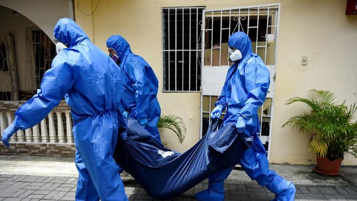 Se ha conformado una fuerza de policías ecuatorianos para la recolección de los cadáveres en Guayaquil, en medio de la pandemia.