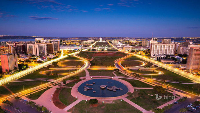 Brasilia fue diseñada con la forma de un aeroplano y su “fuselaje” es el Eje Monumental, dos grandes avenidas alrededor de un parque enorme.