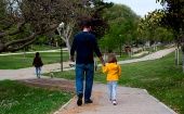 Una niña pasea con su padre por el Parque Bruil en Zaragoza, España, este domingo.
