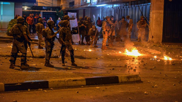 El ejército libanés permanece en las calles tratando de controlar la situación.