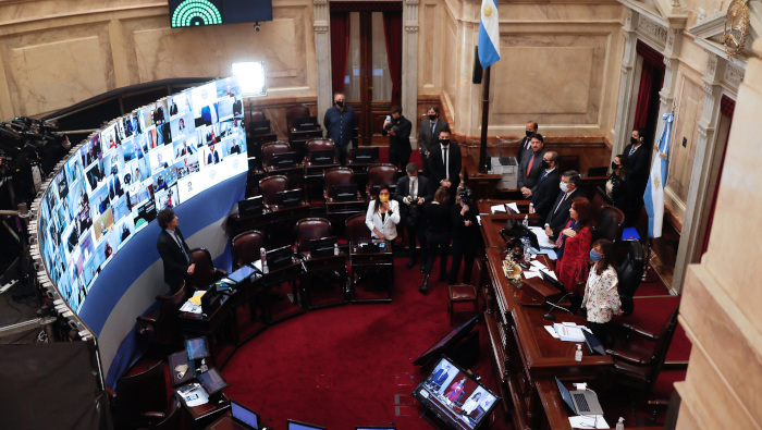 Obligado por la pandemia de coronavirus, el Senado argentino llevó a cabo una inédita sesión virtual.