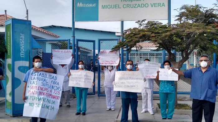 Los trabajadores de la salud en Lima, Perú, exigen que el Gobierno equipe mejor al personal sanitario ante la emergencia. 