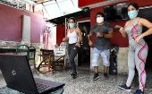 Jóvenes cubanos practican la bailoterapia como fórmula para distraerse en casa y frenar la enfermedad causada por el nuevo coronavirus.