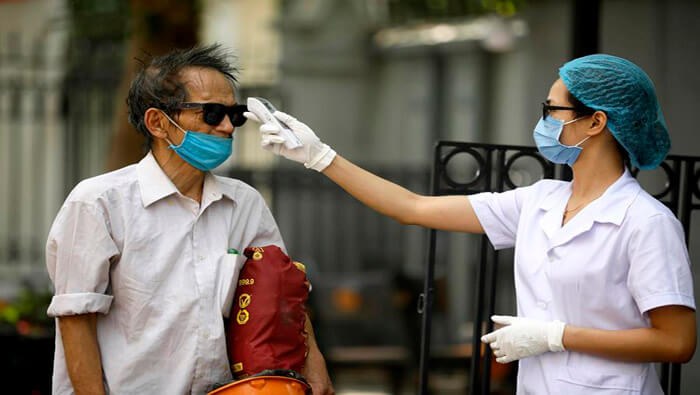Tras la presencia del virus, el Gobierno entregó folletos anunciando medidas de prevención contra la pandemia.