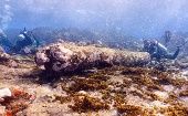 El conjunto de restos del velero "yace directamente en la barrera arrecifal donde la corriente marina es fuerte" explica la investigadora Laura Carrillo.