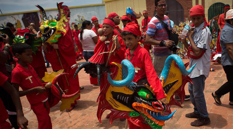Los niños participan activamente en las celebraciones protagonizadas por los Diablos Danzantes, acompañados de quienes cuentan con mayor experiencia para guiarlos en esta tradición.