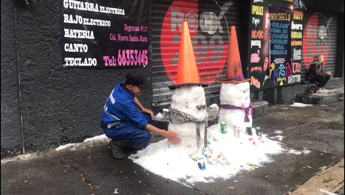 Un sujeto aprovechó la granizada en México para hacer dos figuras con grumos de hielo. La Ciudad de México había sufrido granizadas en el pasado, como la del 2019 que fue bastante intensa, hasta el punto de cubrirla.