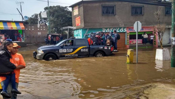 Algunas alcaldías de la capital de México presentaron encharcamientos por la lluvia atípica que acompañó el granizo sobre la ciudad.