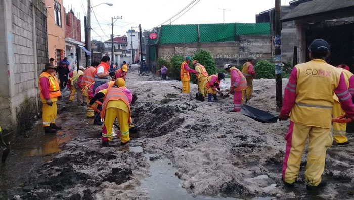 La jefa de Gobierno de Ciudad de México, Claudia Sheinbaum, informó en su cuenta de Twitter que trabajaban para atender encharcamientos e inundaciones en varias zonas de la Ciudad por esta fuerte lluvia con granizo.