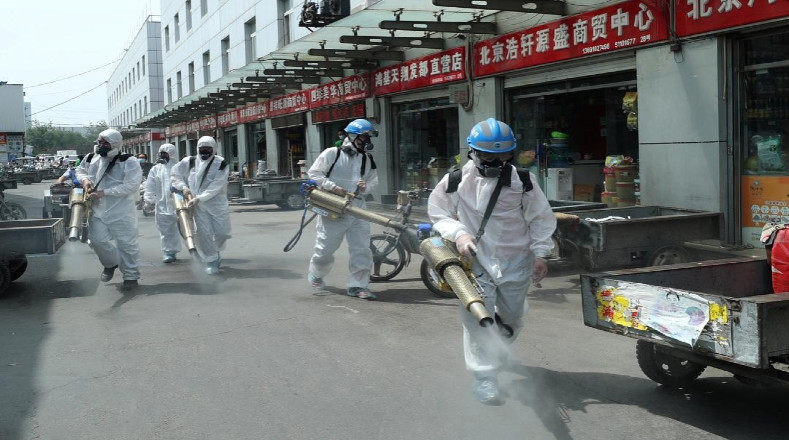 A partir del 11 de junio se incrementaron los casos diagnosticados de Covid-19 en Beijing. Como parte de las medidas para enfrentar el brote fueron fumigados los mercados.