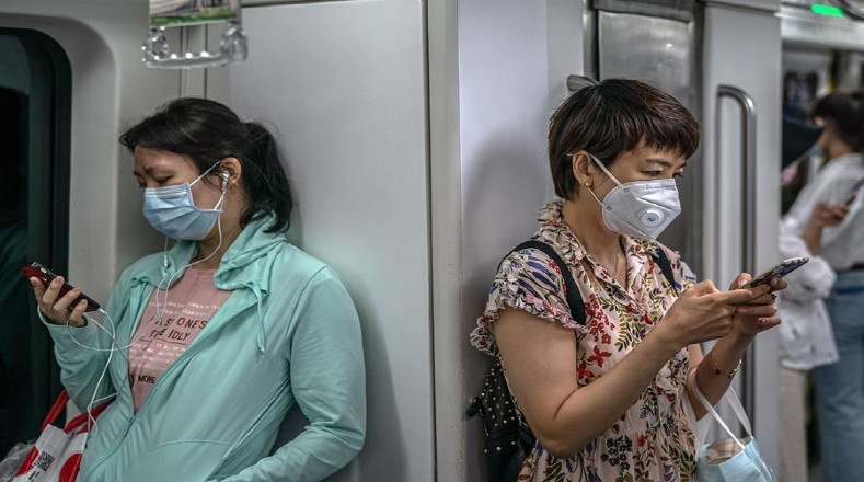 Las personas con máscaras protectoras continúan acudiendo a las estaciones de metro. En Beijing se reportaron el 17 de junio 28 nuevos casos confirmados de Covid-19.