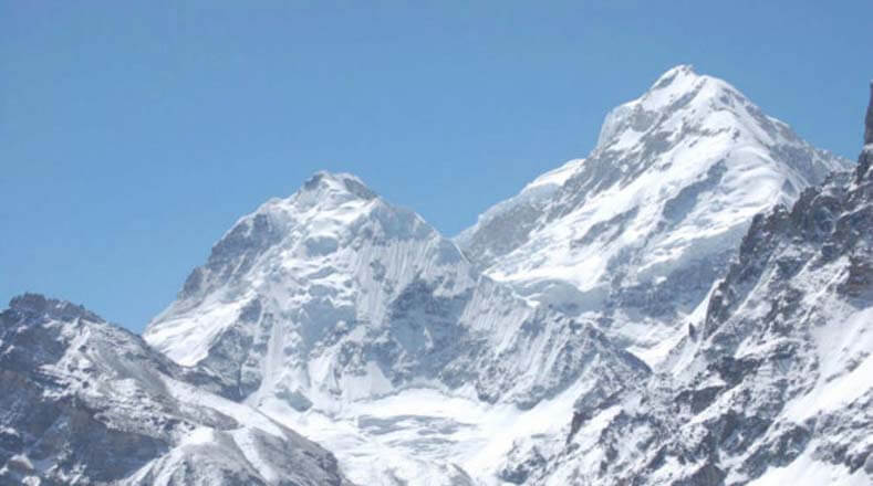 Kanchenjunga mide 8.586 metros. Se ubica en la India y es la cima más alta de ese país. Su nombre significa "los cinco tesoros de las nieves". 