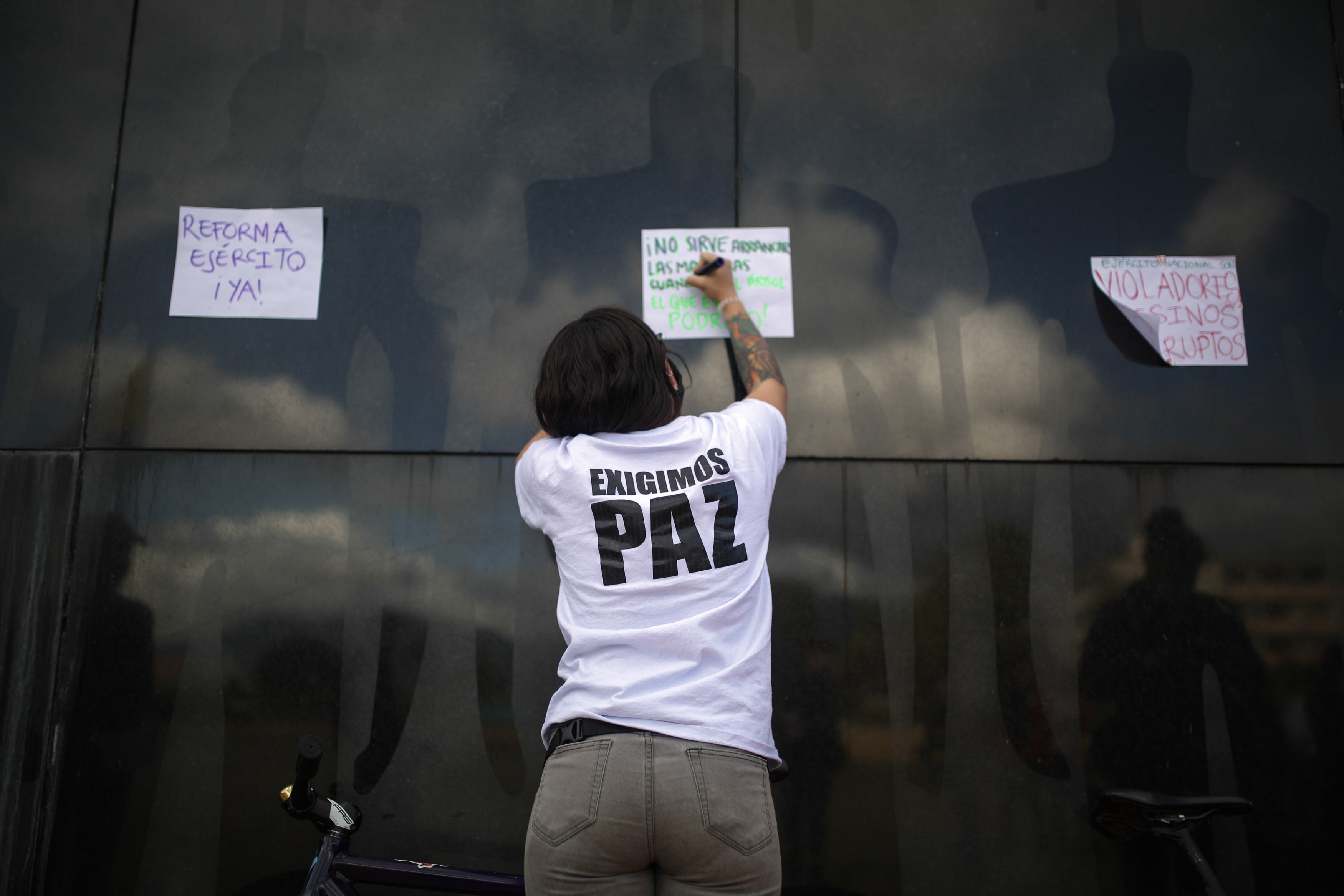 Frente a la sede del Batallón de San Matero, en Pereira, se produjo una de las protestas contra los abusos sexuales del Ejército colombiano.
