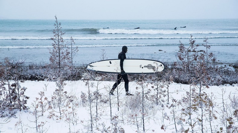 Cuando el invierno llega al Lago Hurón y comienzan las ventiscas, algunas personas practican deportes extremos y reúnen para surfear sobre sus aguas. 